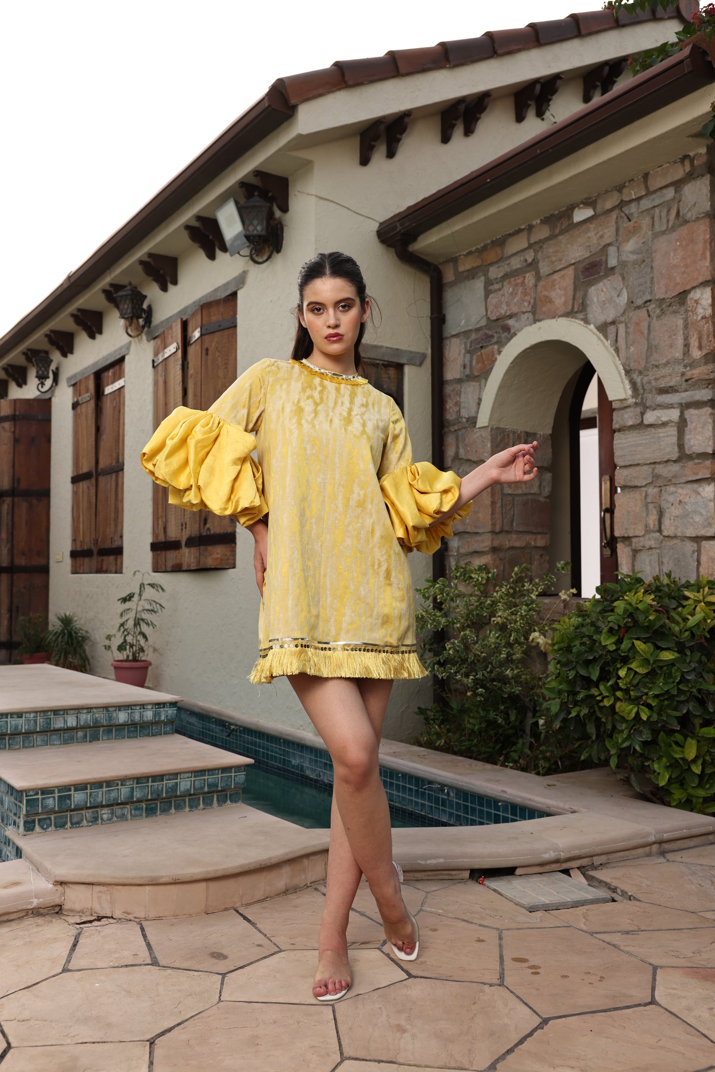 Savanah - Short dress with abstract sleeves