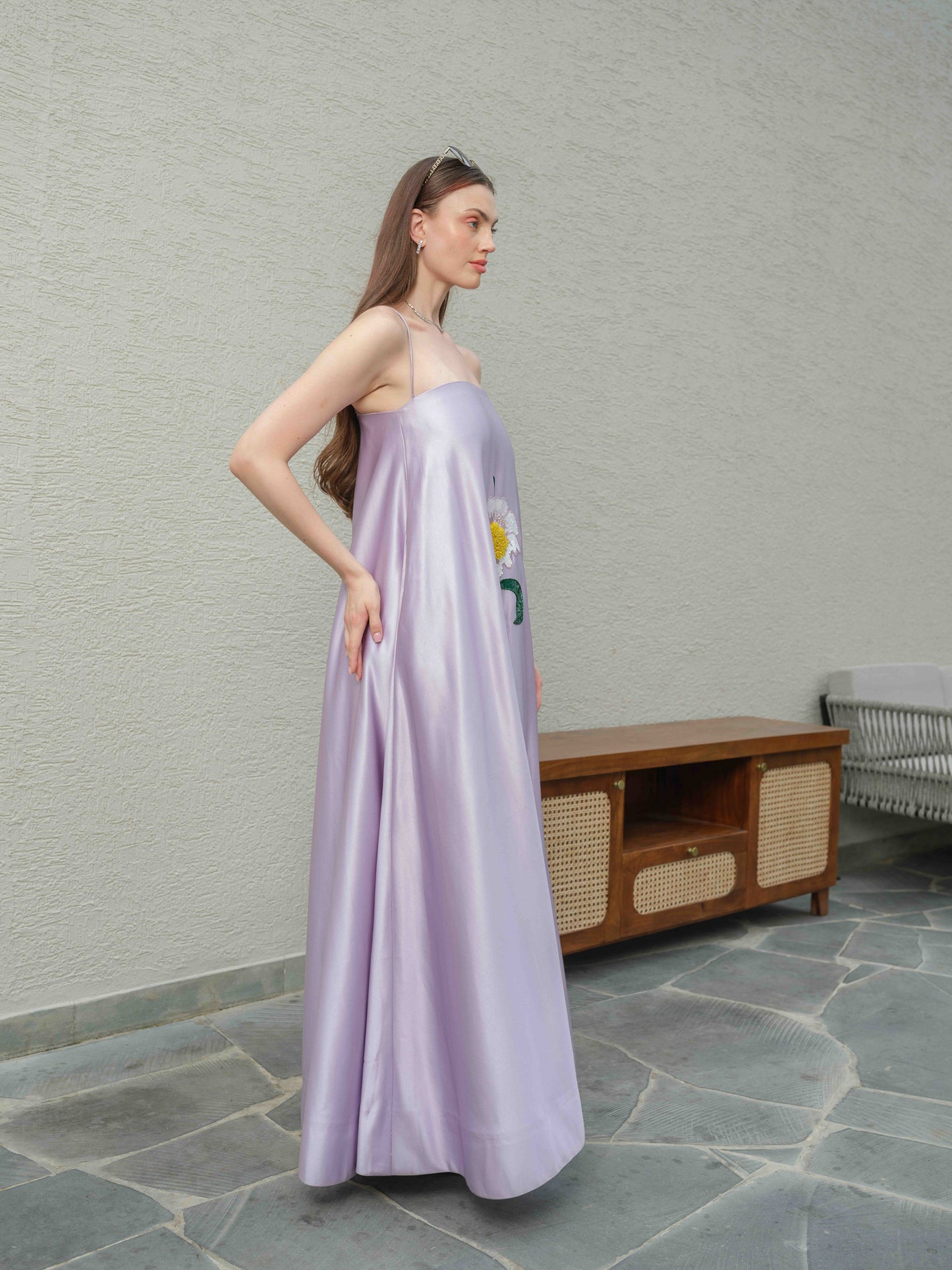 LILORA – A long dress adorned with beautiful floral embroidery