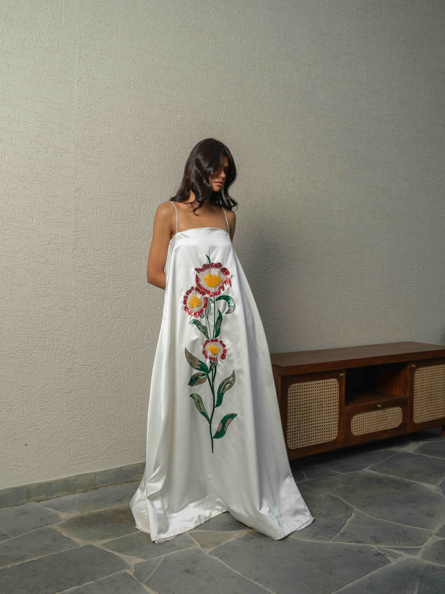 GLACELLE– A long dress adorned with beautiful floral embroidery