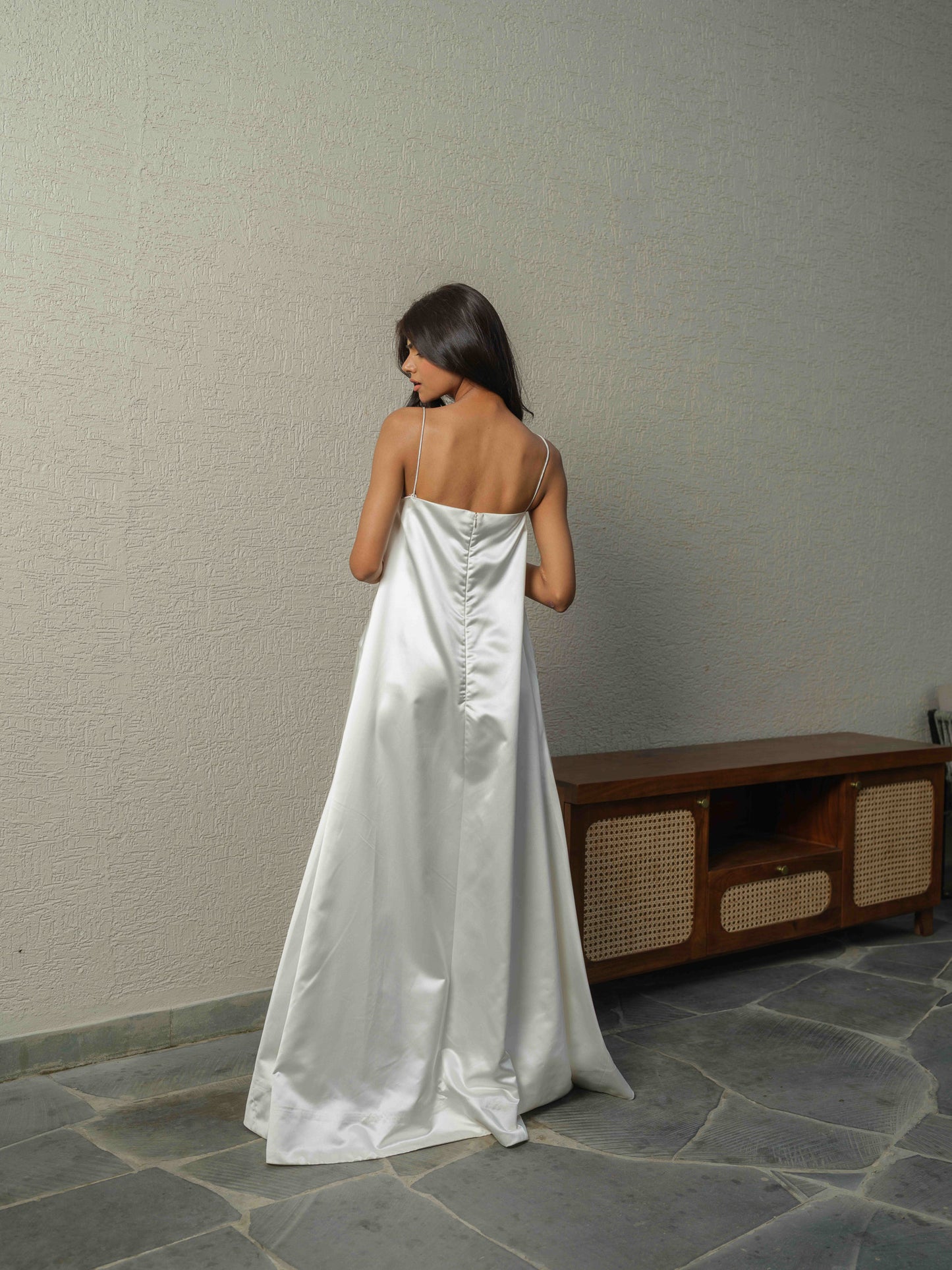 GLACELLE– A long dress adorned with beautiful floral embroidery