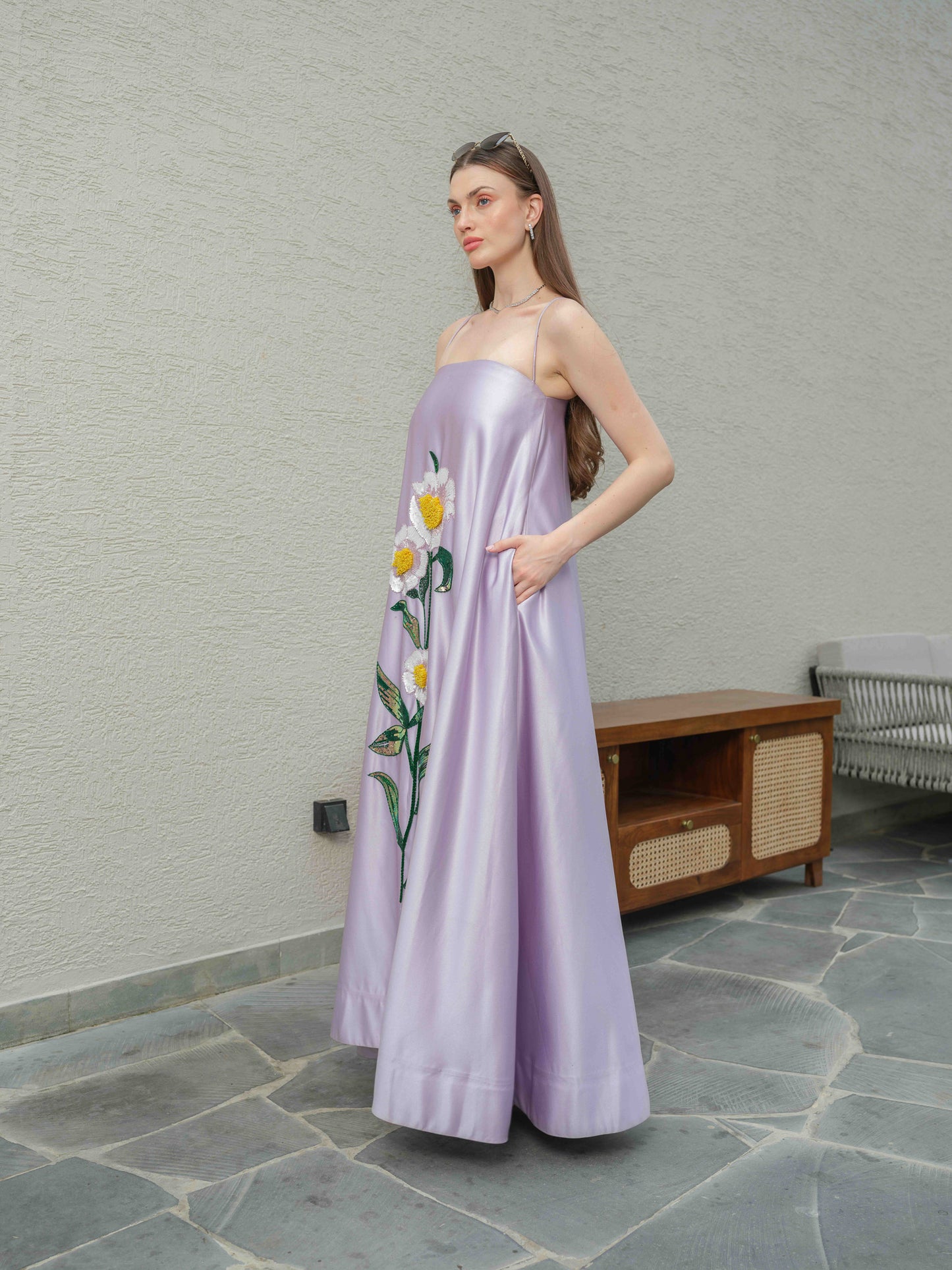 LILORA – A long dress adorned with beautiful floral embroidery