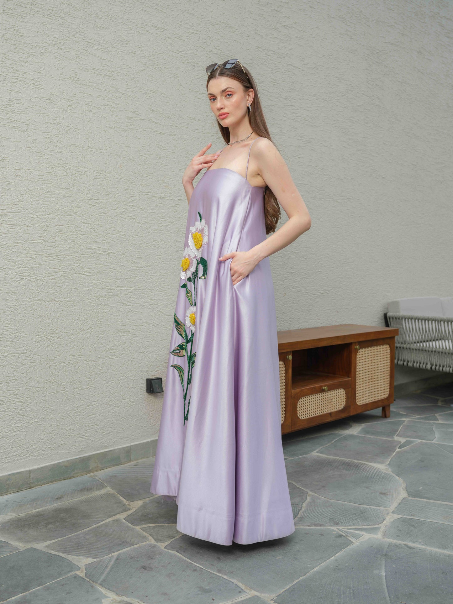 LILORA – A long dress adorned with beautiful floral embroidery