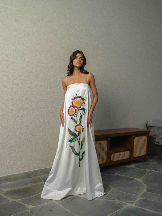 GLACELLE– A long dress adorned with beautiful floral embroidery