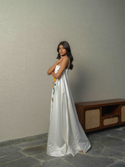 GLACELLE– A long dress adorned with beautiful floral embroidery
