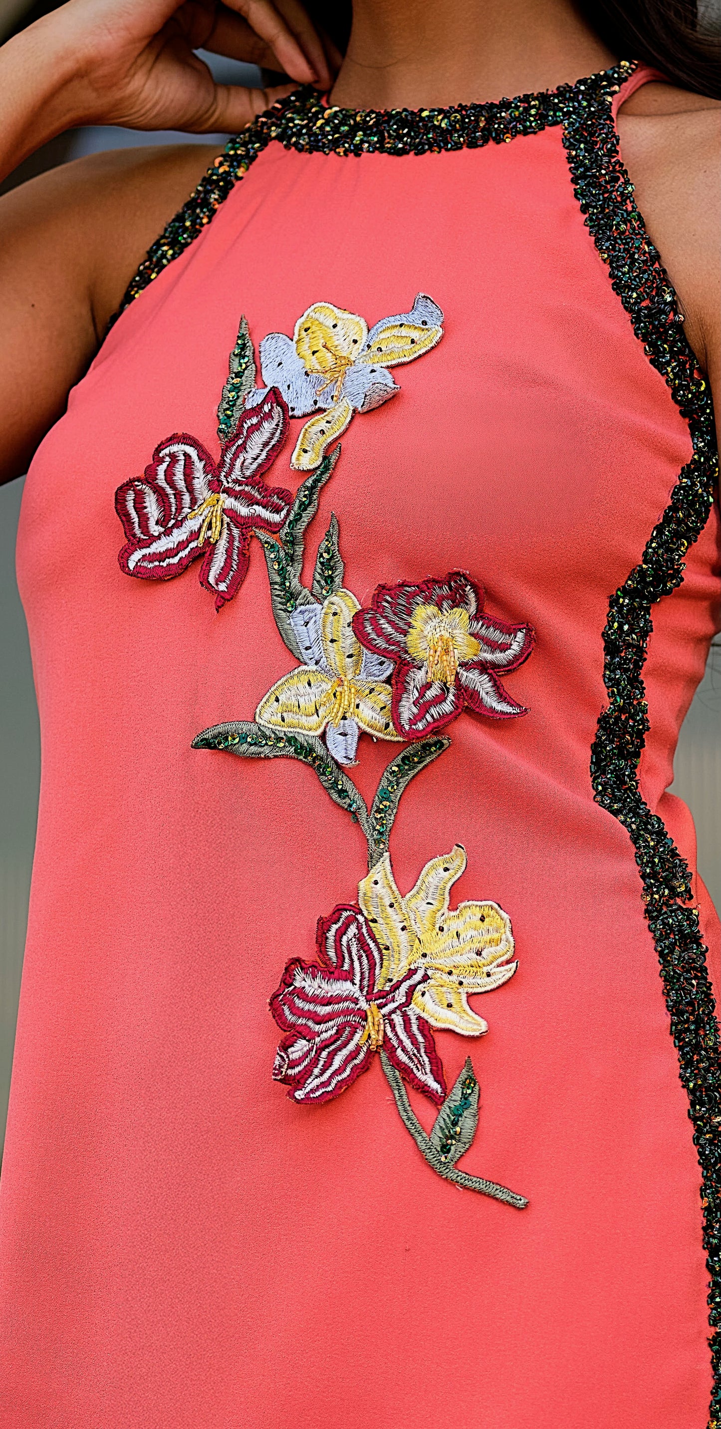 LUMINA - A straight  halterneck dress with floral embroidery